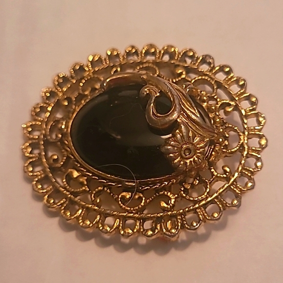 Brooch Vintage Black Bead  Cabachon gold filagree setting  flower embellished - Picture 2 of 5